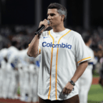 PIPE BUENO INTERPRETÓ EL HIMNO NACIONAL DE COLOMBIA EN EL CLÁSICO MUNDIAL DEL BÉISBOL 2026